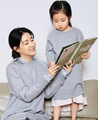 〔읽기 혁명8〕배우 이영애, 아이들에게 책 읽어주는 쌍둥이 엄마