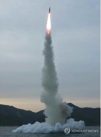 북한 잠수함 발사  탄도미사일(SLBM)미사일 시험발사 모습