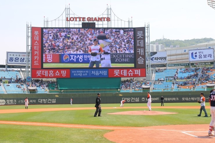 가수 웬디, 데뷔 12년 만에 프로야구 시구 무대에서 빛나다!