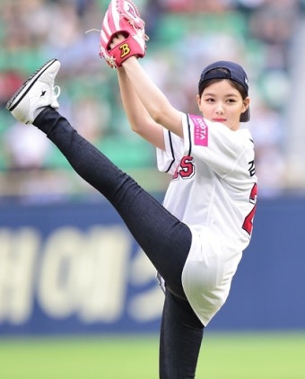 두산베어스 김유정시구,두산 vs LG 김유정시구