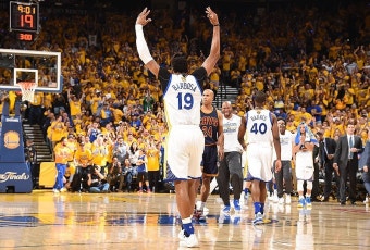 [NBA] 스테판 커리의 골든스테이트 워리어스가 르브론 제임스의 클리블랜드를 제압하고 시리즈 첫판을 잡았다.