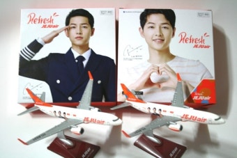 제주항공(JEJU AIR) 송중기 래핑 모형비행기/모형항공기. B737-800(1대200)