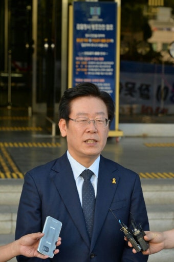 검찰 조사 마치고 나오는 이재명 성남시장... 