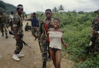 라이베리아 내전 몬로비아 거리 전투시 웨딩드레스 소년 게릴라 - Wedding dress rebels Boy guerrilla in the Battle of Street Monrovia Liberia