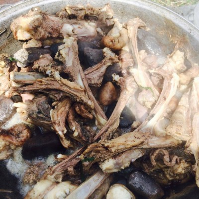 나담 축제기간에 친구들과 몽골전통음식인 '허르헉'을 먹고 있어요! | 블로그