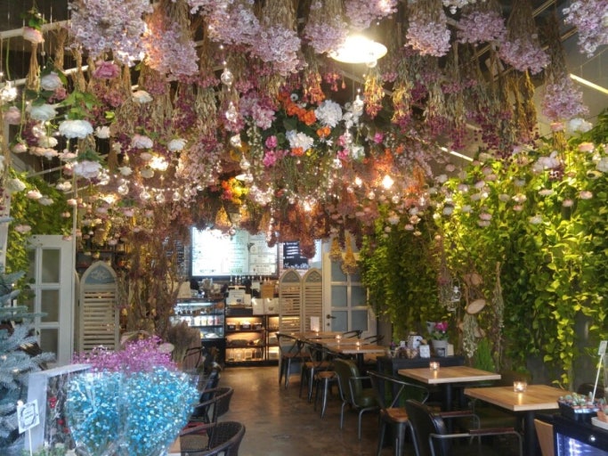 Arriate Cafe tràn ngập hoa tươi và cây xanh, tạo không gian lãng mạn.
