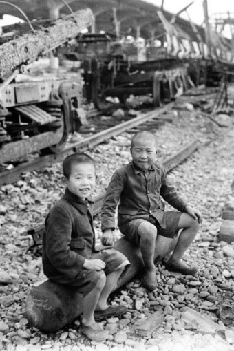 한국 6.25 전쟁 당시 서울 철로 주변의 전쟁고아 -Korean War Orphans near the Railroad yards Seoul