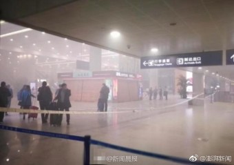 [중국뉴스] 상해 푸동공항 T2, 전기자동차에 불이 붙어 연기가 자욱하다.