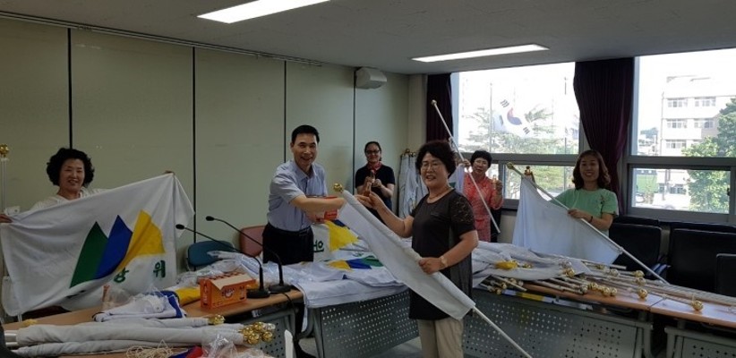 대흥동 통장협의회(김선희 회장)은 제헌절를 앞두고 태극기 교체작업 봉사 참여 | 블로그
