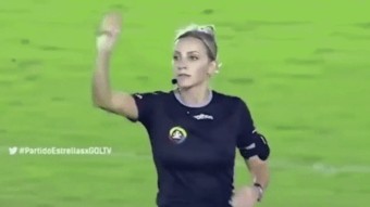 브라질에서 가장 섹시한 여성 축구심판의 자태