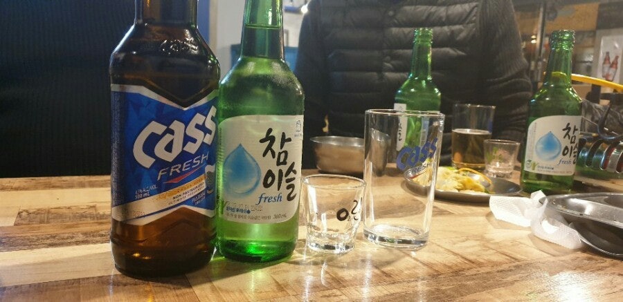1. 준비 1단계 : 맥주잔 1개, 소주잔 1개, 맥주 1병, 소주 1병