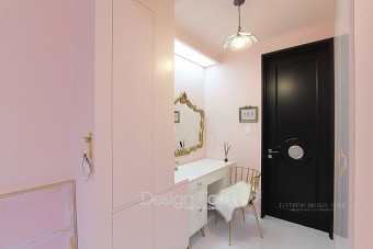 동탄 타운하우스 인테리어 핑크색 조명에 블랙앤화이트 욕실
