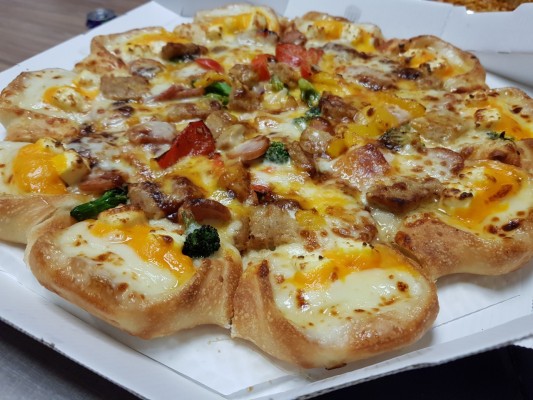 [PizzaHut] 피자헛 얼티밋 치즈포켓 - 맛나게 먹기~! | 블로그