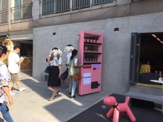 Cánh cửa hồng hình máy bán hàng tự động tại Cafe ZAPANGI.
