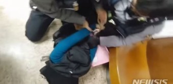 ‘문재인 하야’ 전단지 뿌리던 女 수갑 체포…경찰 과잉 진압 논란