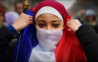 프랑스는 히잡을 다시 표적으로 삼았다