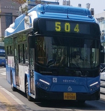[서울/간선] 한성운수 504번 『에디슨모터스 NEW E-화이버드 초저상 EV(8988)』버스