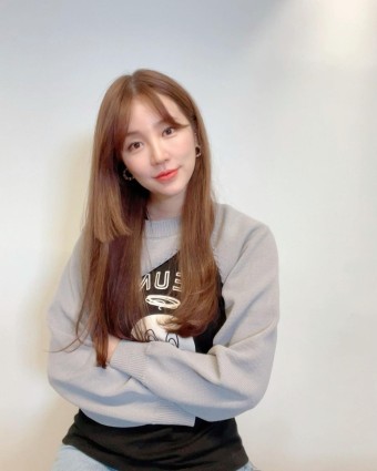 윤은혜 인스타그램 사복 패션, 유즈(YUSE) 볼레로 가디건/ 리유니(LEUNI) 티셔츠