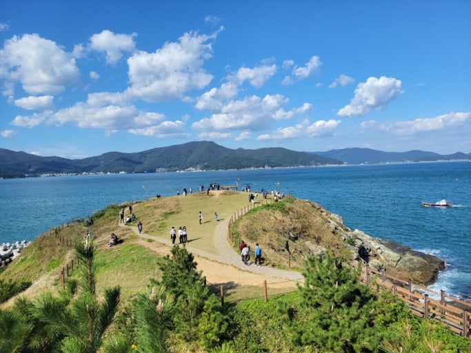 모든 것이 함께 작용하여 선을 이룬다 사색,여행,독서
해당 게시물의 저작권은 위 블로그에 있으며 문제 시 삭제하겠습니다.
거제도여행 바람의 언덕