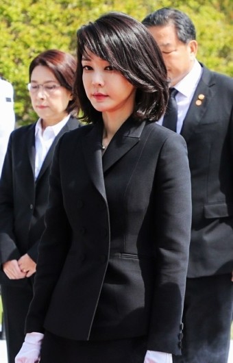 김건희 영부인 취임식 패션 흰색 원피스 & 검은색 투피스 옷 브랜드?
