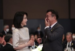 김건희 만나 활짝 웃은 윤호중… 민주 지지자들 “좋아...