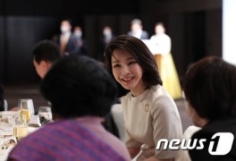 김건희 패션, 만찬 드레스, 우아하고 힘 있는 미카도 실크