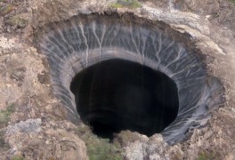 영구 동토층 구멍. 다가오는 재앙의 상징인 야말의 거대한 싱크홀