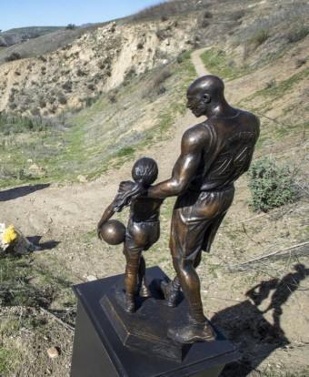 코비 브라이언트와 지지 브라이언트 사망 지점에 동상이 세워졌다 (in Calabasas)
