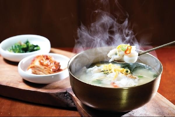 Bát Tteokguk nóng hổi, biểu tượng của sự trường thọ và may mắn