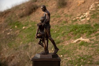 캘리포니아에 세워진 코비 브라이언트와 딸의 동상