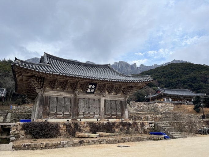 화려한 단청이 돋보이는 대웅보전의 외부 전경