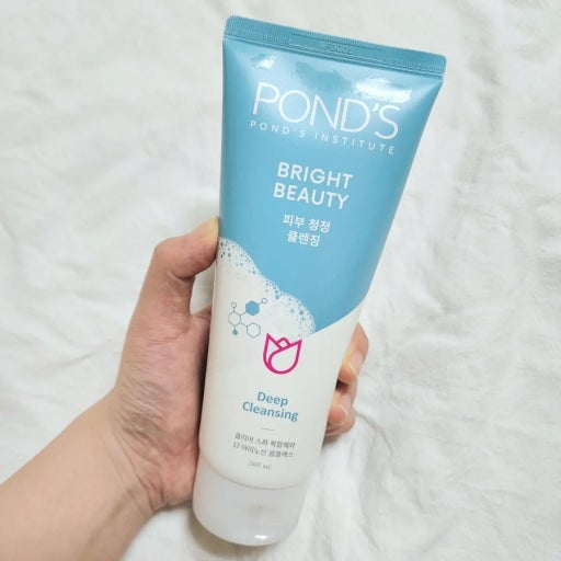 Espuma limpiadora recomendada por un conocido.