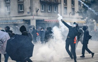 [영어기사 번역] 프랑스 노동절 시위에서 경찰 100여명 부상