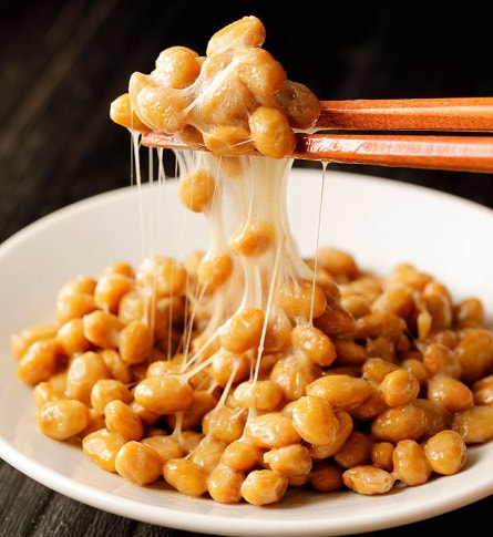 納豆キナーゼの血栓予防効果 納豆パックと血管の健康を表現したイラスト、血液サラサラ効果を示す図解付き