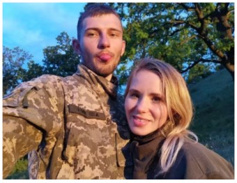 우크라이나 두 팔과 눈을 잃고 돌아온 남편 꼭 껴안은 아내,전 세계울린 사진 한장 전쟁의 참혹함