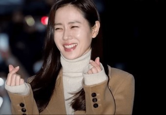 배우 손예진의 아들의 손 공개 및 연예계 반응