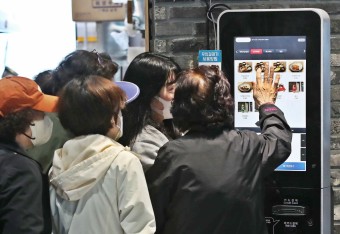 [朝鮮칼럼] 디지털 시대, 노인은 ‘버그’가 아니다 - 조선일보