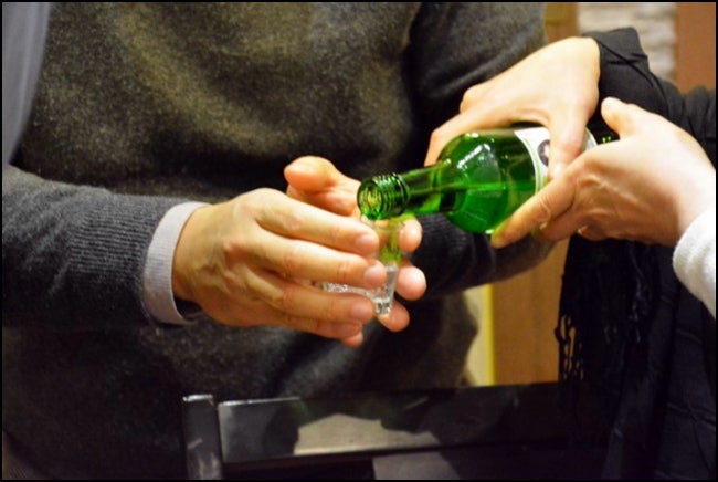 愉快的韩式酒桌礼仪