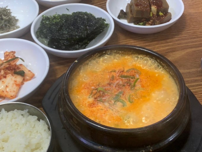 Đậu phụ mềm mịn trong canh Sundubu Jjigae