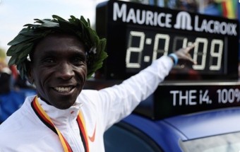 마라톤 세계신기록 경신~ 케냐의 키프텀은 풀코스 2시간00분35초를 기록, 기존 킵초게의 2시간01분09초를 34초 당겼다. 마라톤 속력계산 사이트