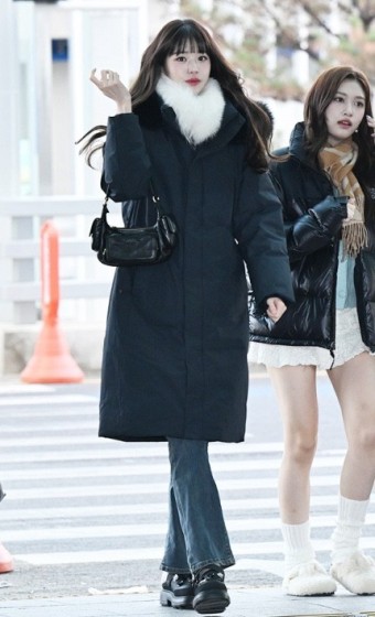 아이브 장원영 중국 향하는 공항패션 옷 아이더 다운 자켓 슈콤마보니 신발 가방 정보(12월 18일)