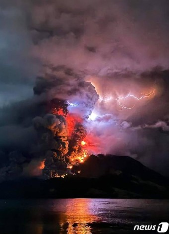 인니서 화산폭발, 화산재 기둥 2.5까지 치솟아 ( + 인도네시아 루앙섬 화산 폭발 )