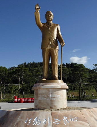 대구시장 홍준표의 박정희 동상: 쿠데타의 연장인가? 경제발전의 공적인가?