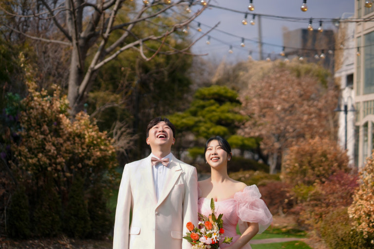 Nhiều cặp đôi chọn chụp ảnh cưới với Hanbok bên cạnh trang phục phương Tây.