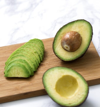 "아보카도로 고지혈증 관리하기: 건강한 심혈관을 위한 필수 과일" 1 아보카도-고지혈증