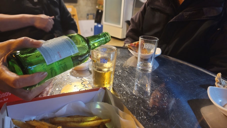 4. 게임 1단계 : 순서대로 빈 소주잔에 소주를 조금씩 따른다.