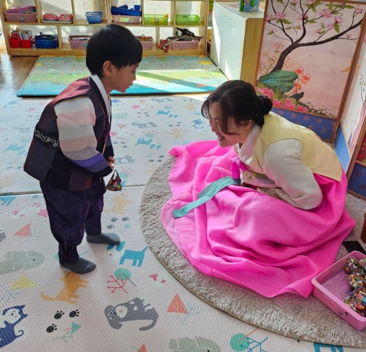 Gia đình Hàn Quốc trong trang phục Hanbok thực hiện nghi lễ Sebae ngày Seollal. Nguồn: Naver Blog