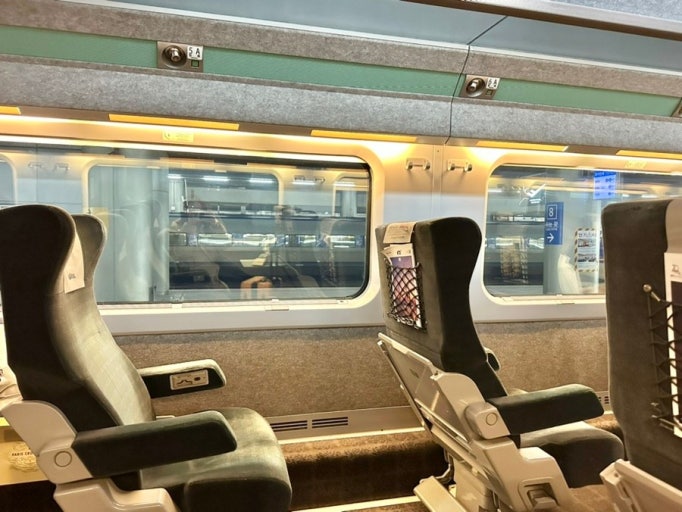 Không gian bên trong toa tàu KTX hiện đại