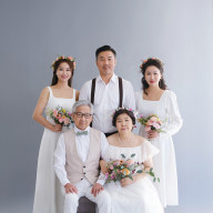 부모님께 서울 가족 사진 스튜디오에서 리마인드 웨딩사진 선물해드리기