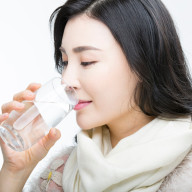 물은 하루에 꼭 2L 정도 마셔야 한다는 잘못된 상식, 나이와 성별에 따라 물 권장량 다르다!